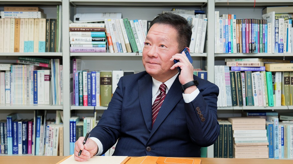 電話をしている弁護士先生